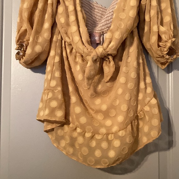 Show Me Your Mumu: Nita Off-the-Shoulder Tie-Front Top - Gold Dot| Sz L - Picture 8 of 11